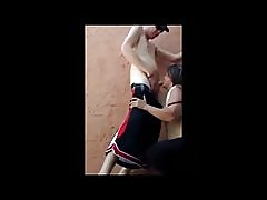 Tournage de la pipe de la prostituée dans la ruelle