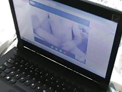 Femme potelée en webcam avec un ami