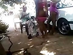 Baise-putaria lisse dans la rue