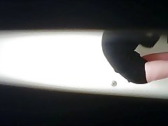 Cam réel caché ! mature brunette changeant dans salle de bain