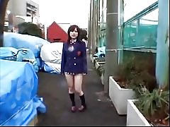 Elle s'amuse à essayer de nouvelles choses japonais