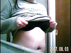 Femme prise en jouant avec les seins et les mamelons