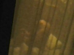 Couple de voisins pris baise de lécher de fenêtre espia busted