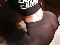 Ebony twerking en caleçons