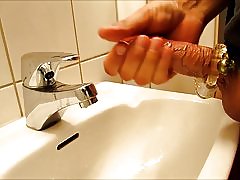 Grosse charge dans des toilettes publiques