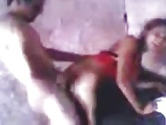 Baise-cul lisse et ami donnant Thaïs racontant