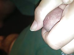 Il contribue à la main