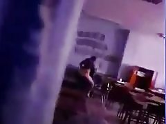 Secrètement baise dans la salle de classe