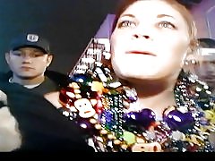 Deux amis clignotant chatte avec une tête rouge avec d'énormes seins