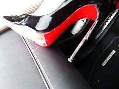 Lécher mes talons propre ! salope dans la voiture leatheramp ; louboutin talons