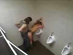 Putain la salope dans les toilettes de la gare routière