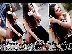 Fille de boso jaune dans le blanc de cyclisme