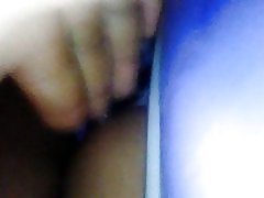 Mettre les doigts touchant avec le liquide pré-éjaculatoire sous l'aisselle